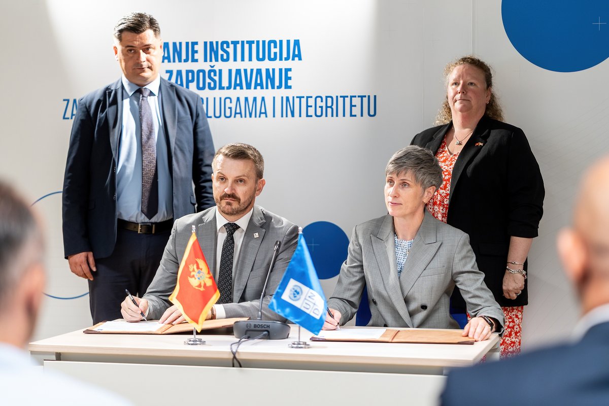 UNDP_Montenegro's tweet image. 👩💼 Ethical public servants = trust in institutions.
In partnership with with 🇬🇧 @UKinMontenegro and @javnaupravamne, we are boosting 🇲🇪 public administration:
✅ New IT for the Administrative Inspectorate
✅13 @ASK_CrnaGora staff certified as ethics & integrity trainers
