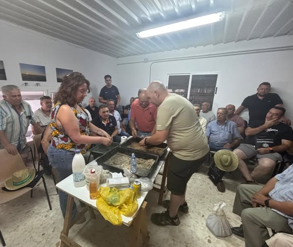 CoopsAgroAND's tweet image. 🔚Fin del curso de Eficiencia y ahorro de agua en el riego por goteo del #olivar de @CoopsAgroGRA financiado por @Cajaruralgr para agricultores de la #cooperativa La Esperanza del Campo💧
#CooperativasGranada #AhorroDeAgua #OlivarSostenible #FormaciónAgrícola #Sostenibilidad