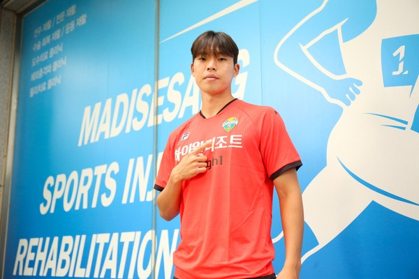 KORFootballNews's tweet image. OFFICIAL | Gangwon FC have confirmed the signing of striker Kim Shin-jin from FC Seoul. #kleague