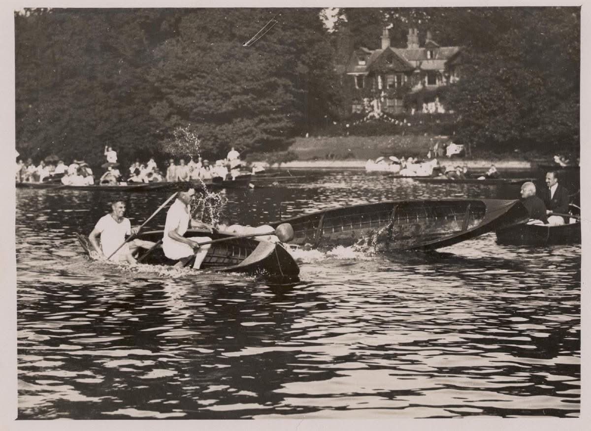 river_rowing's tweet image. From our collection, a black &amp;amp; white photograph taken at Wargrave &amp;amp; Shiplake Regatta of &apos;tilting&apos; in canoes, where competitors fight with mops standing in canoes. Thought to be 1932.

Does this activity still take place at the Regatta?!

#Wargrave #Shiplake #History