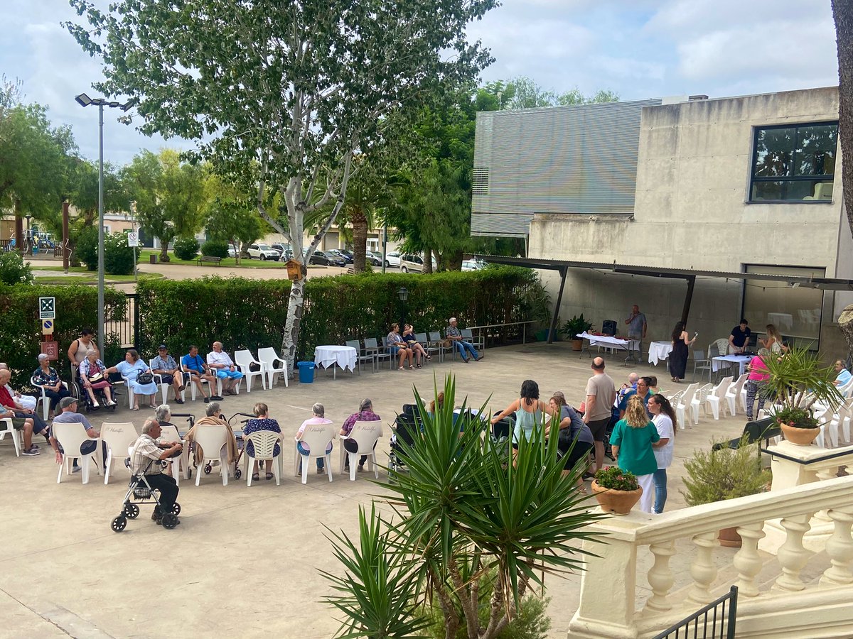 imasmallorca's tweet image. 🎙️ Avui el programa @AldiaIB3 s’escolta en directe des de la residència Huialfàs, a sa Pobla!

🏡 Residents, familiars i professionals comparteixen festa, memòria i veu.

📻 Preservam tradicions des del respecte i l’escolta, fent del dia a dia un espai on tothom importa i compta.
