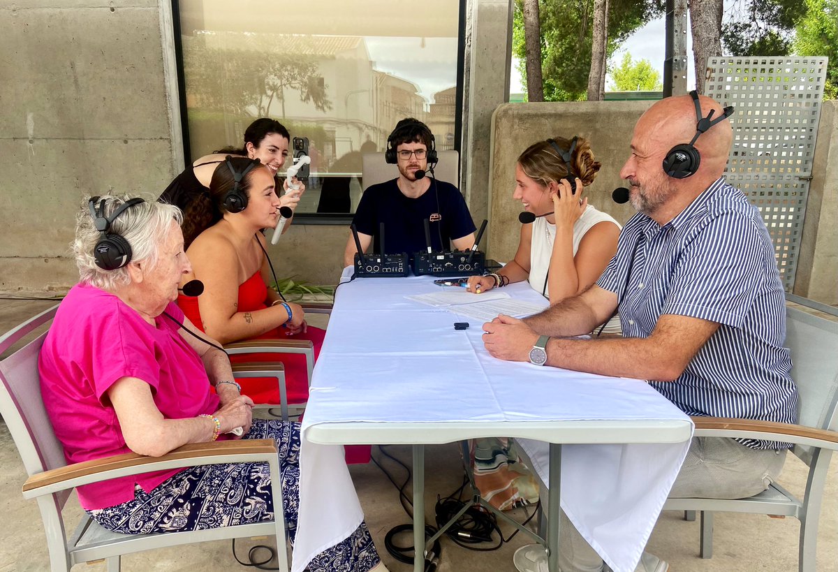 imasmallorca's tweet image. 🎙️ Avui el programa @AldiaIB3 s’escolta en directe des de la residència Huialfàs, a sa Pobla!

🏡 Residents, familiars i professionals comparteixen festa, memòria i veu.

📻 Preservam tradicions des del respecte i l’escolta, fent del dia a dia un espai on tothom importa i compta.
