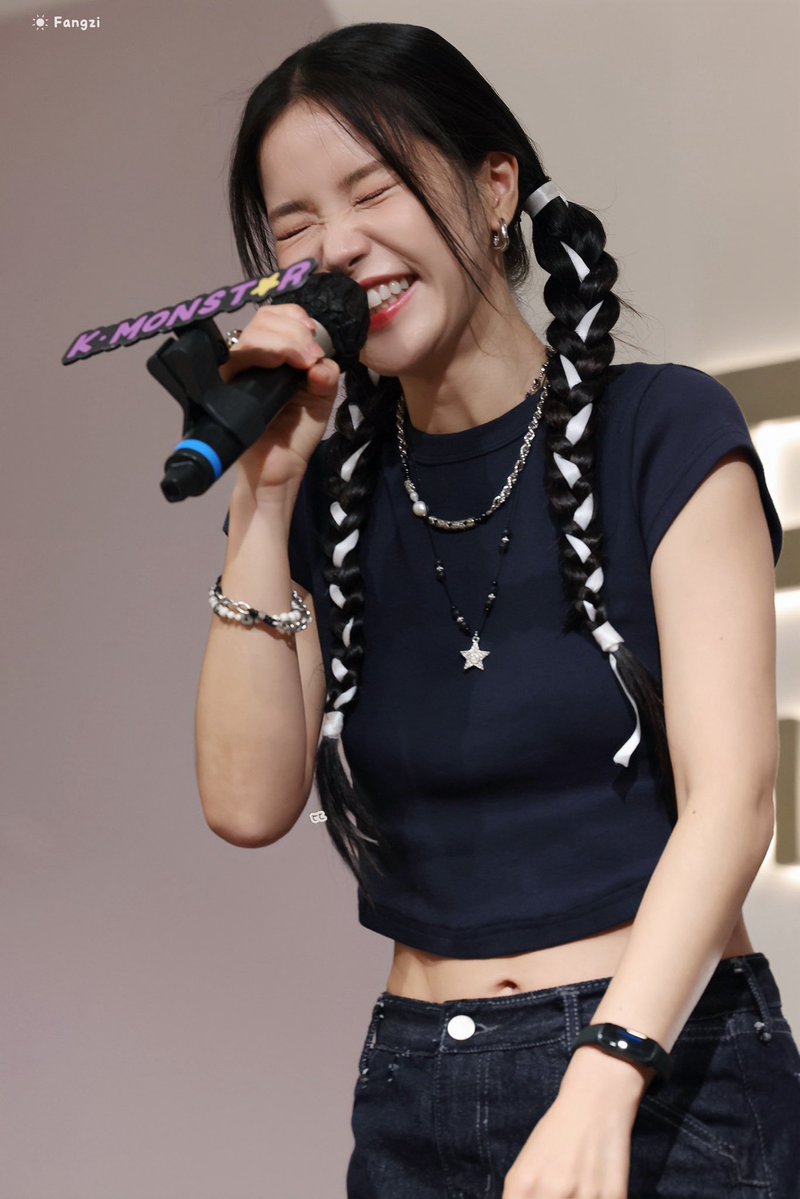 moo_moo_0619_cf's tweet image. 250713🐰☀️
Solar Single Album [Floating Free] 
FAN SIGN EVENT in Taipei
🫳🫶😍
#마마무 #MAMAMOO
 #솔라 #SOLAR