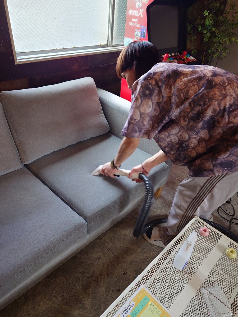 Kemuriba's tweet image. ソファを水洗いできるリンサークリーナーと、超有能な洗剤を買いました。すごいなこれ!今なら新品同様に蘇ったピチピチのソファで寝転びながらシーシャ吸えますよ〜。