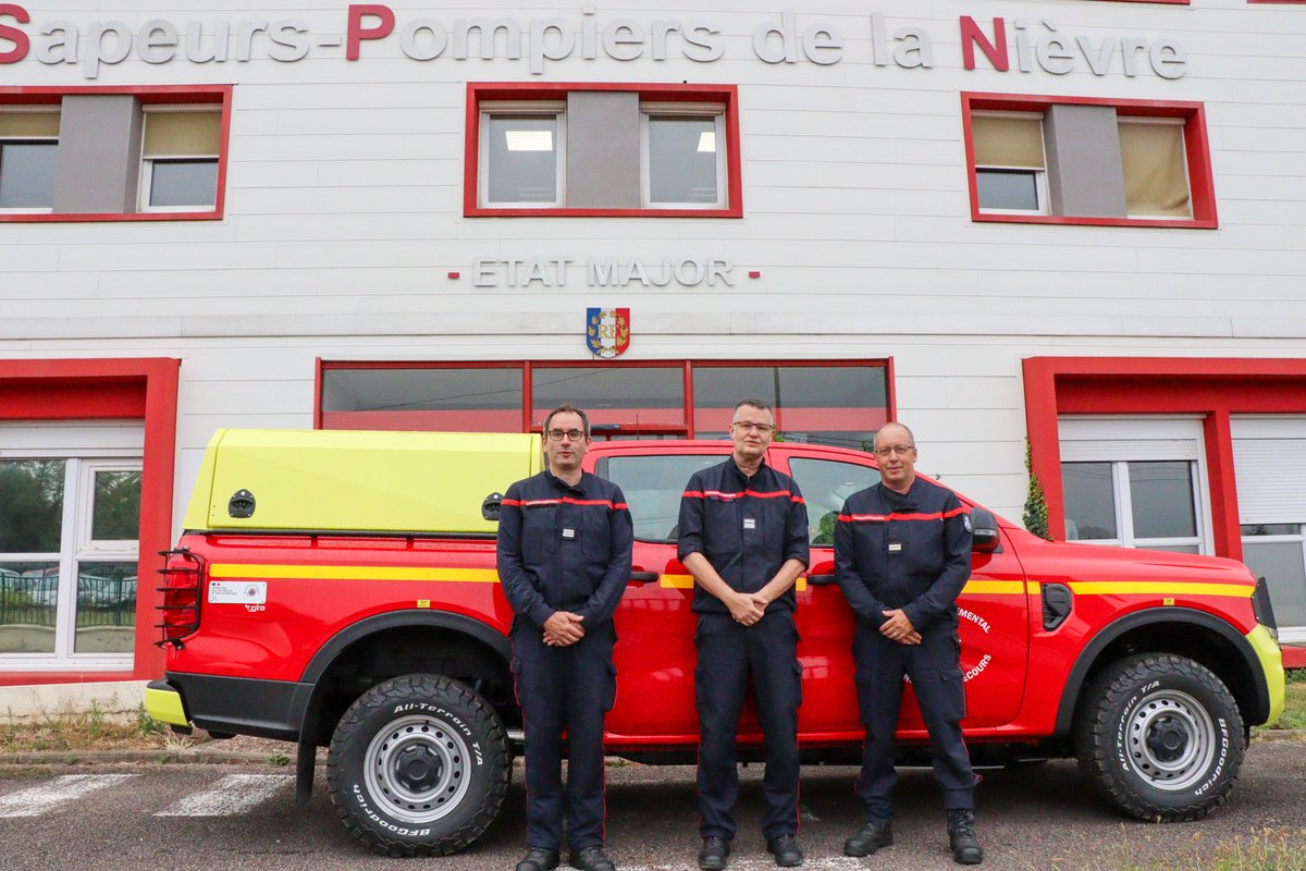 🔥 Deux officiers du SDIS 58 partent en renfort dans le Sud.

Le capitaine Mickaël MAUNOIR (FDF4) et le lieutenant Frédéric DEVEAU (FDF3) rejoignent le commandement de la colonne Alpha à Aix-en-Provence.

Départ salué par le colonel hc Olivier PEYCRU directeur du SDIS 58.