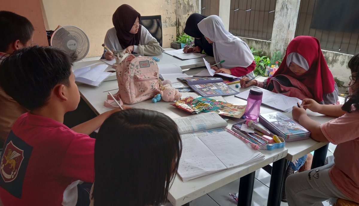 Klo ga pernah ngajar les, ga akan pernah ngerasain gimana ngadepin anak2 ngambek n bad mood yg hnya bisa ditenangkan dg cara dipeluk, dibujuk atau bljr smbil dipangku

Juga ga akan tau rasanya BAHAGIA lihat anak2 yg awalnya ga bisa baca jd bisa baca

Aku yg hnya seorng guru les😊