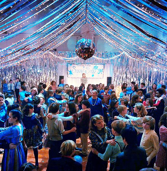 nothtsonlywmn's tweet image. if you squint you can see max holding lucas as they sway 🥺