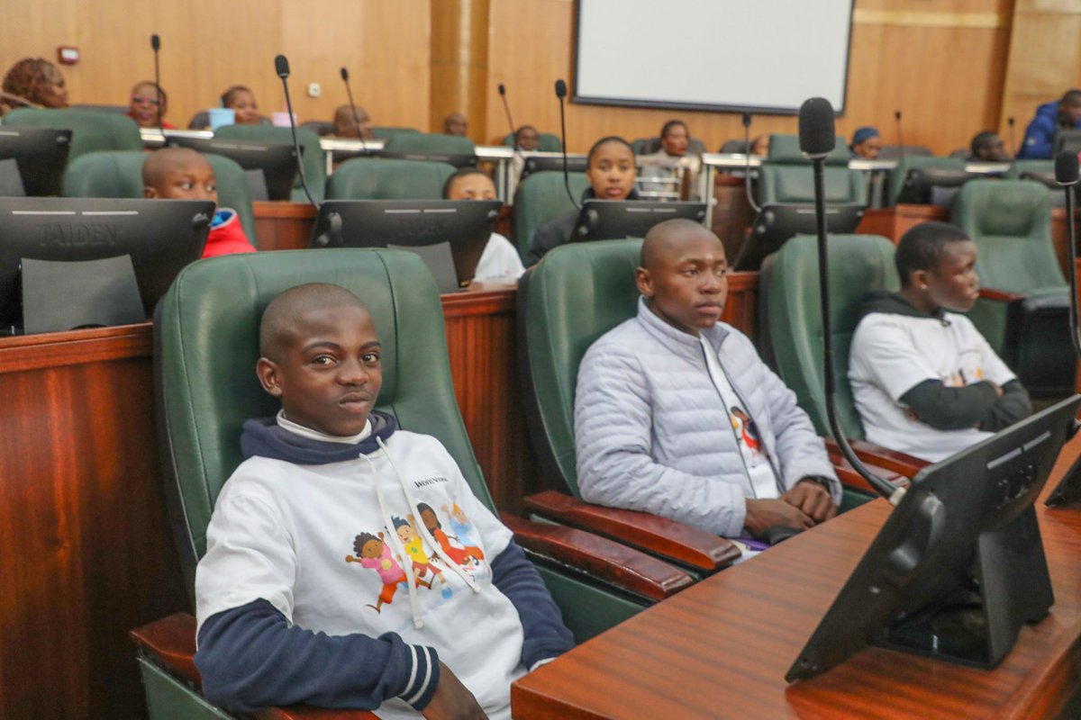 WorldvisionLS's tweet image. 🟠 Happening Now!
Children take the floor in a dialogue with MPs under the theme: Planning &amp;amp; Budgeting for Children’s Rights: Progress since 2010.
Hosted by Social Dev ,@WVLesotho &amp;amp; UNICEF Lesotho
👧🏽🧒🏿 Voices of children matter!
📍Stay tuned. #ChildParliament #ChildRights
