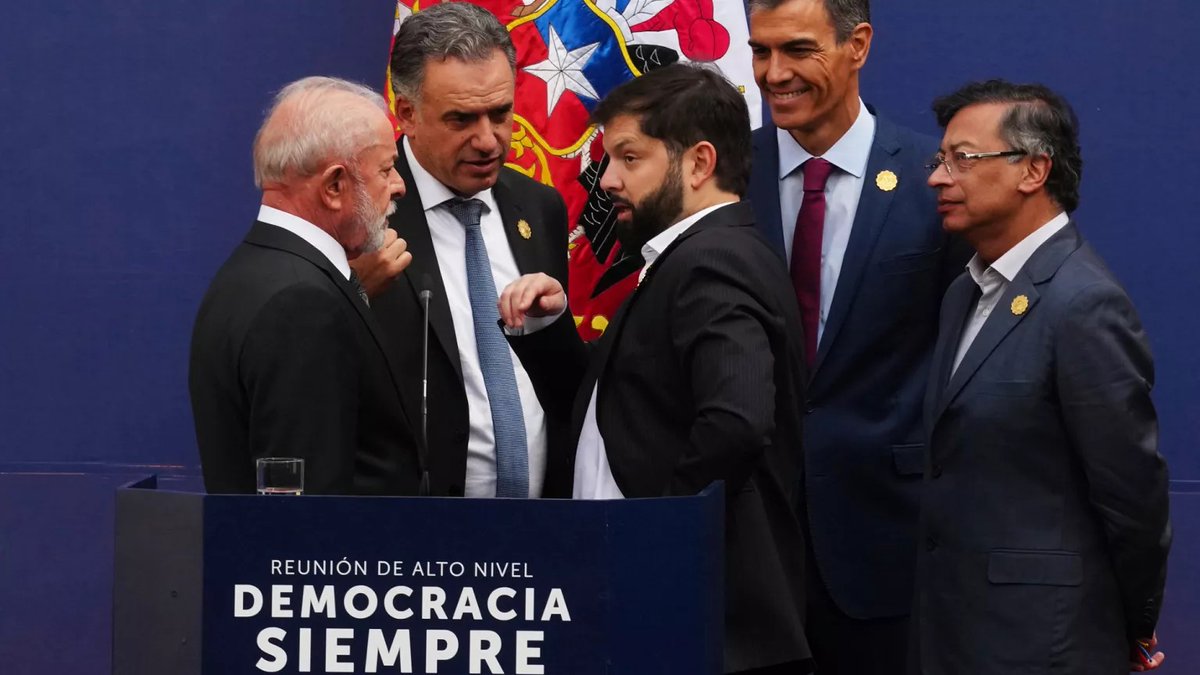 Pasaron estos días casi desapercibidas en España, y no deberían, la cumbre por la democracia convocada por Boric en Chile y la gira latinoamericana de Sánchez. Movimientos estratégicos de calado del progresismo para encarar un mundo en crisis de época. Bien, muy bien, excelente.