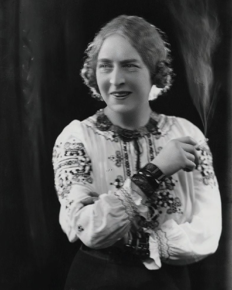 Philip Wilson Publishers (@philipwilsonpub) on Twitter photo Talented artist Dame Laura Knight was born #OnThisDay in 1877! 🎈
See our beautifully illustrated book for an overview of Knight's illustrious career, available here: bloomsbury.com/uk/laura-knigh…
Photo © <a href="/NPGLondon/">National Portrait Gallery</a>
#painter #womanartist #herstory #womenartists Talented artist Dame Laura Knight was born #OnThisDay in 1877! 🎈
See our beautifully illustrated book for an overview of Knight's illustrious career, available here: bloomsbury.com/uk/laura-knigh…
Photo © <a href="/NPGLondon/">National Portrait Gallery</a>
#painter #womanartist #herstory #womenartists