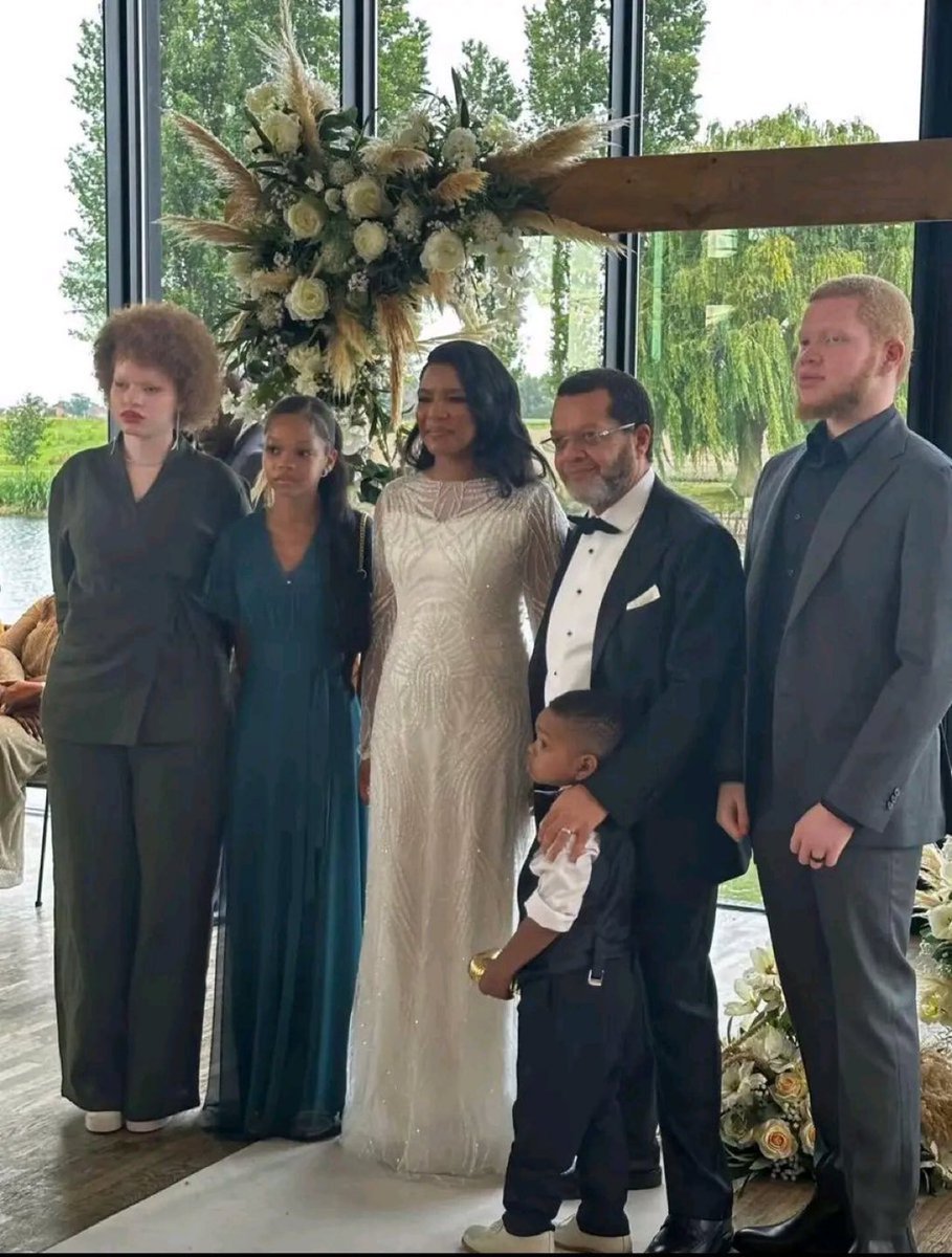 L’enfant à côté de M. Tunasi appartient-il à un autre homme, issu de l’union de sa nouvelle épouse avec un précédent conjoint ?

Si oui, il est important de rappeler qu’un serviteur de Dieu ne devrait jamais prendre pour épouse une femme divorcée dont l’ancien mari est encore en