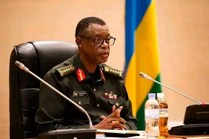 Petit #james, la #RDC n’a pas besoin de votre #pays🇷🇼 pour structurer son armée.  
Notre armée a été infiltrée à cause de ton neveu #Kabila.  
Aujourd’hui, avec le président #Felix_Tshisekedi, nous la restructurons petit à petit en écartant vos pions.  

Tu as compris ?