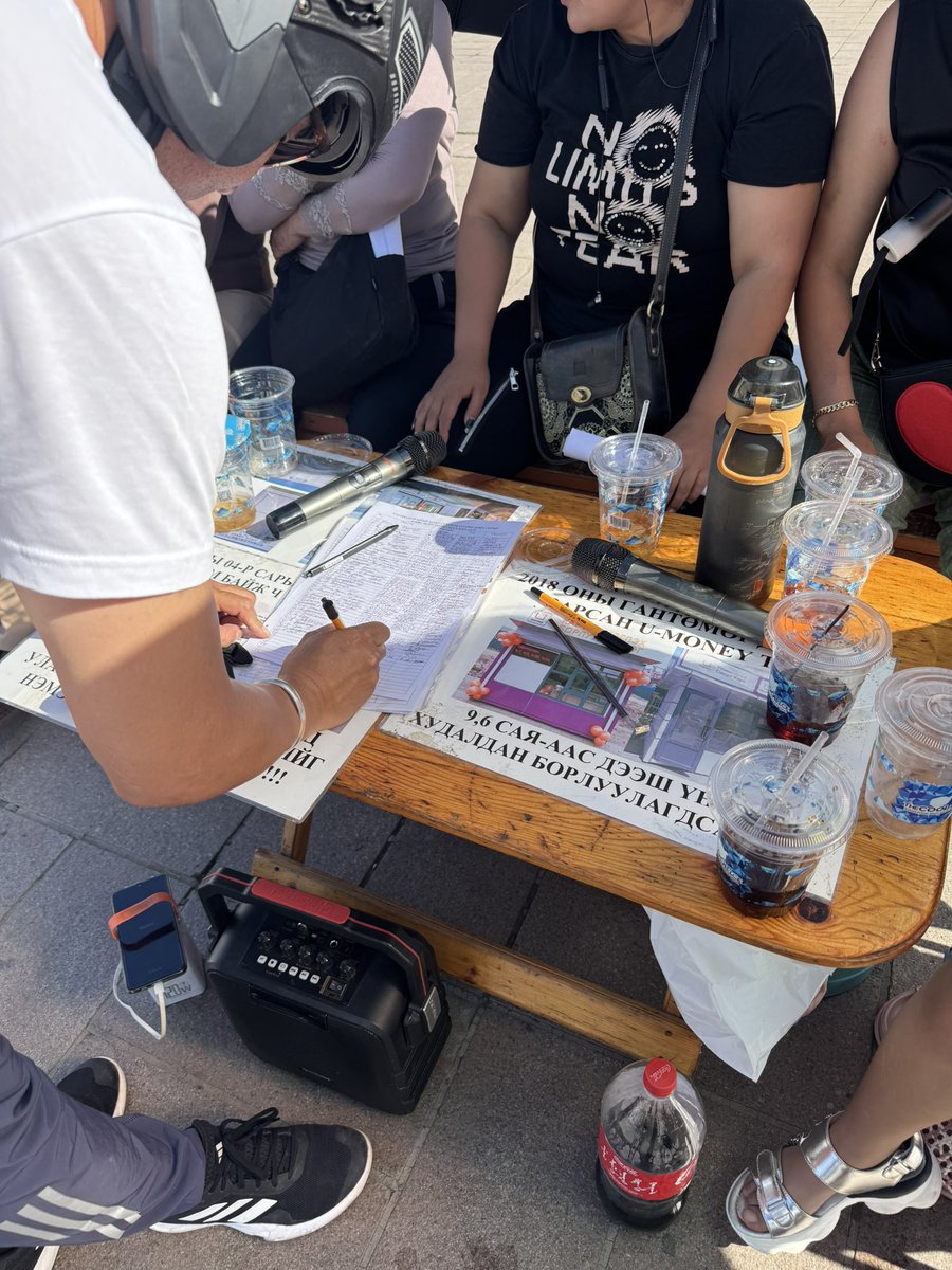 Хэсэг хүмүүс талбай дээр Нянбааг огцруулах шаардлагад гарын үсэг зуруулж байгаатай таарлаа. 😉