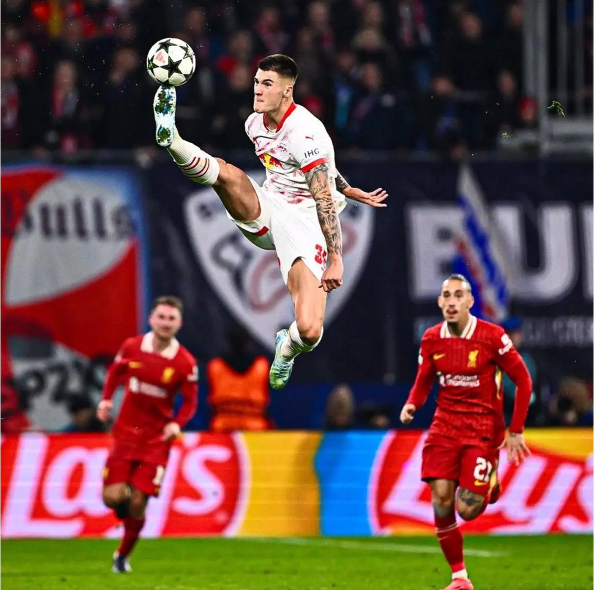 nzkhattar's tweet image. #RBLeipzig slash Šeško price by 30% from €100M to €70M due financial pressure after missing out on #UCL football.
Despite being tied till 2029, #Leipzig are open to negotiate to spark real interest, noting that #MUFC are eyeing the 22 y/o 🇸🇮 striker. 👀