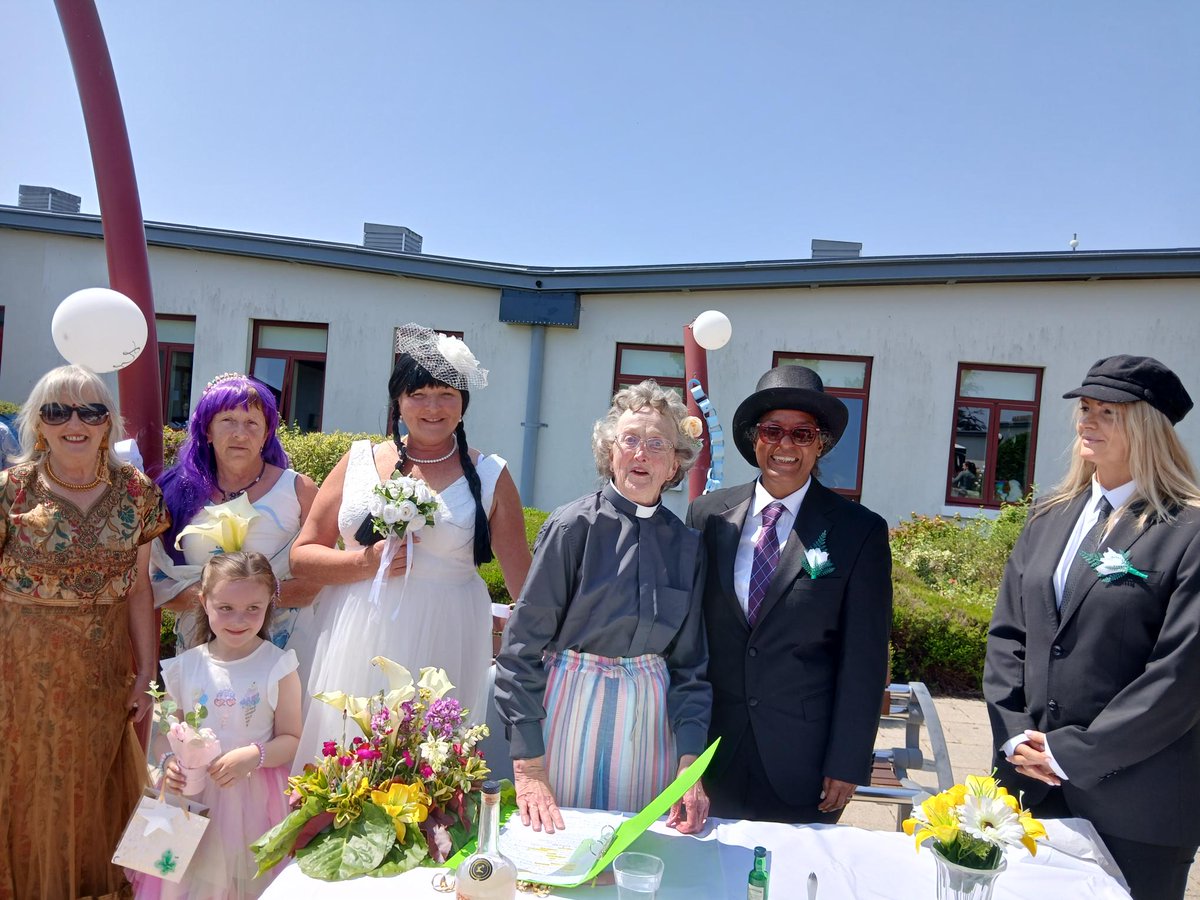 HSEDubSouthEast's tweet image. There was great excitement at the wedding-themed Summer Garden Party at St. John’s Community Hospital, Enniscorthy!
Residents & staff crafted decorations, confetti & flowers—celebrating love, culture & memories.
👉 Read more: pulse.ly/5qoipcsqm6