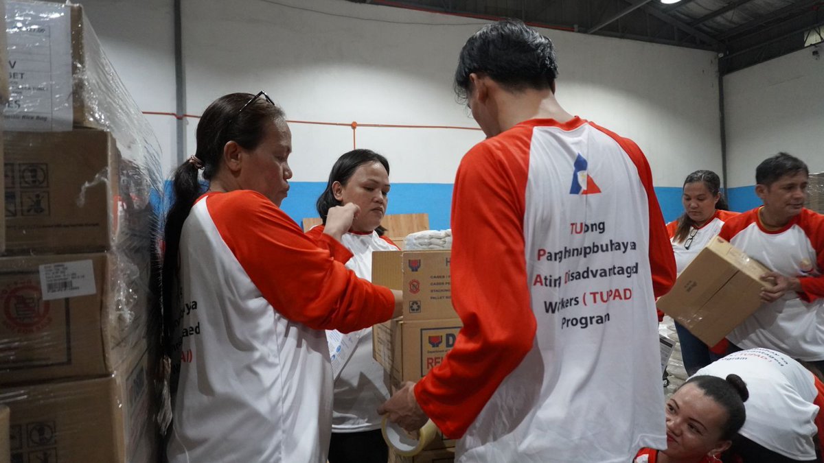 WFP_Philippines's tweet image. 🙌 Salute to @dswdserves and volunteers who work tirelessly to assemble family food packs for communities affected by tropical cyclone #CrisingPH and the Habagat.
📦Each FFP includes 6 kg of rice donated by @mafrakorea, through WFP. Thank you for the support!🙏
📷: DSWD