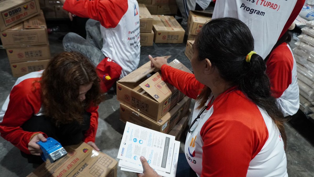 WFP_Philippines's tweet image. 🙌 Salute to @dswdserves and volunteers who work tirelessly to assemble family food packs for communities affected by tropical cyclone #CrisingPH and the Habagat.
📦Each FFP includes 6 kg of rice donated by @mafrakorea, through WFP. Thank you for the support!🙏
📷: DSWD