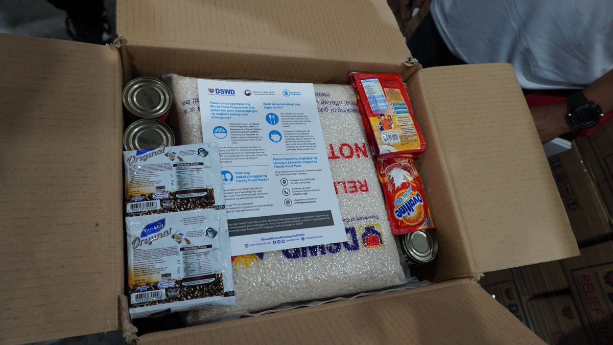 WFP_Philippines's tweet image. 🙌 Salute to @dswdserves and volunteers who work tirelessly to assemble family food packs for communities affected by tropical cyclone #CrisingPH and the Habagat.
📦Each FFP includes 6 kg of rice donated by @mafrakorea, through WFP. Thank you for the support!🙏
📷: DSWD