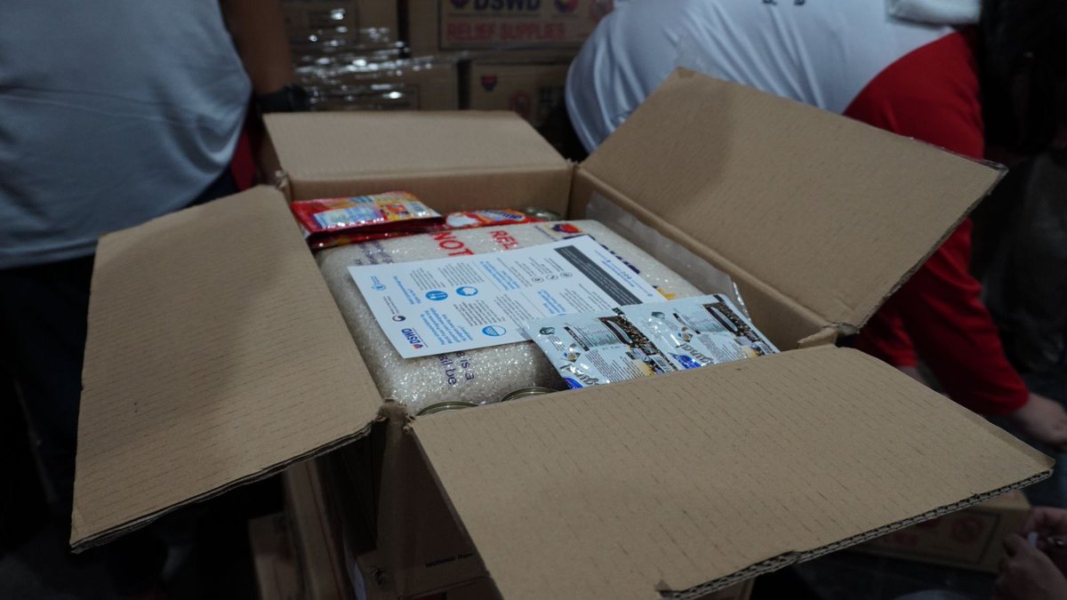 WFP_Philippines's tweet image. 🙌 Salute to @dswdserves and volunteers who work tirelessly to assemble family food packs for communities affected by tropical cyclone #CrisingPH and the Habagat.
📦Each FFP includes 6 kg of rice donated by @mafrakorea, through WFP. Thank you for the support!🙏
📷: DSWD