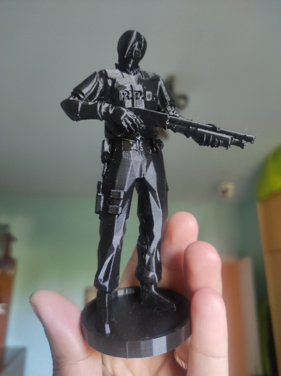 ¡Un familiar nos ha regalado una impresión 3D del gran Leon Kennedy <a href="/PabloDLagares/">Pablo D.Lagares🐲</a>! Según la vayamos pintando os enseñaremos el proceso ❤️