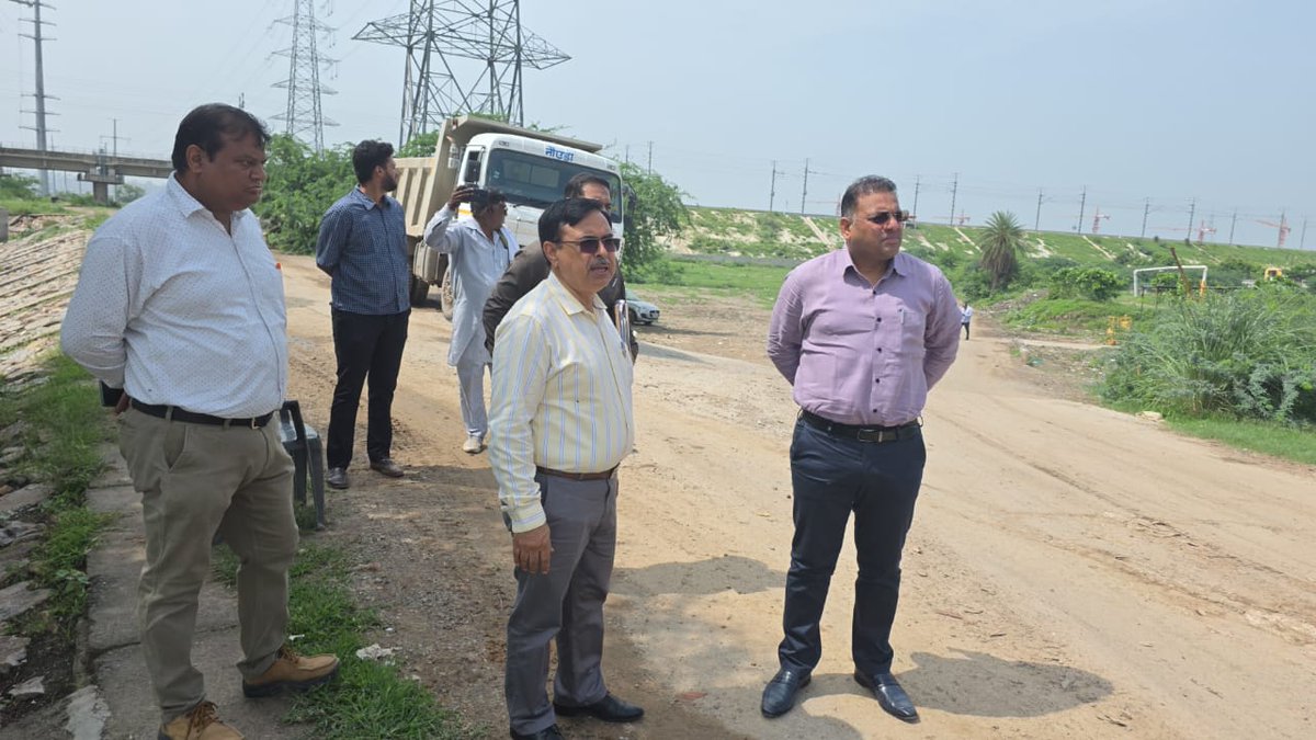 noida_authority's tweet image. सड़क मरम्मत कार्य की दिशा में अहम कदम!
सैक्टर-145 में पुस्ता रोड के क्षतिग्रस्त होने से आवाजाही में हो रही परेशानी को देखते हुए, @CEONoida के निर्देशों के अनुपालन में आज, दिनांक 24.07.2025, को महाप्रबंधक श्री ए. के. अरोड़ा, विशेष कार्याधिकारी श्री इंदु प्रकाश सिंह तथा अन्य…