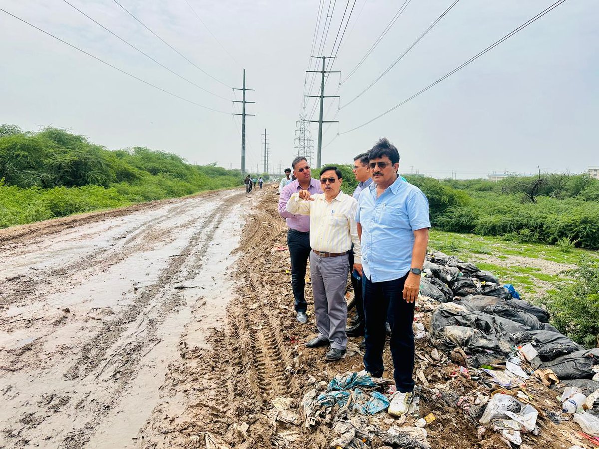 noida_authority's tweet image. सड़क मरम्मत कार्य की दिशा में अहम कदम!
सैक्टर-145 में पुस्ता रोड के क्षतिग्रस्त होने से आवाजाही में हो रही परेशानी को देखते हुए, @CEONoida के निर्देशों के अनुपालन में आज, दिनांक 24.07.2025, को महाप्रबंधक श्री ए. के. अरोड़ा, विशेष कार्याधिकारी श्री इंदु प्रकाश सिंह तथा अन्य…
