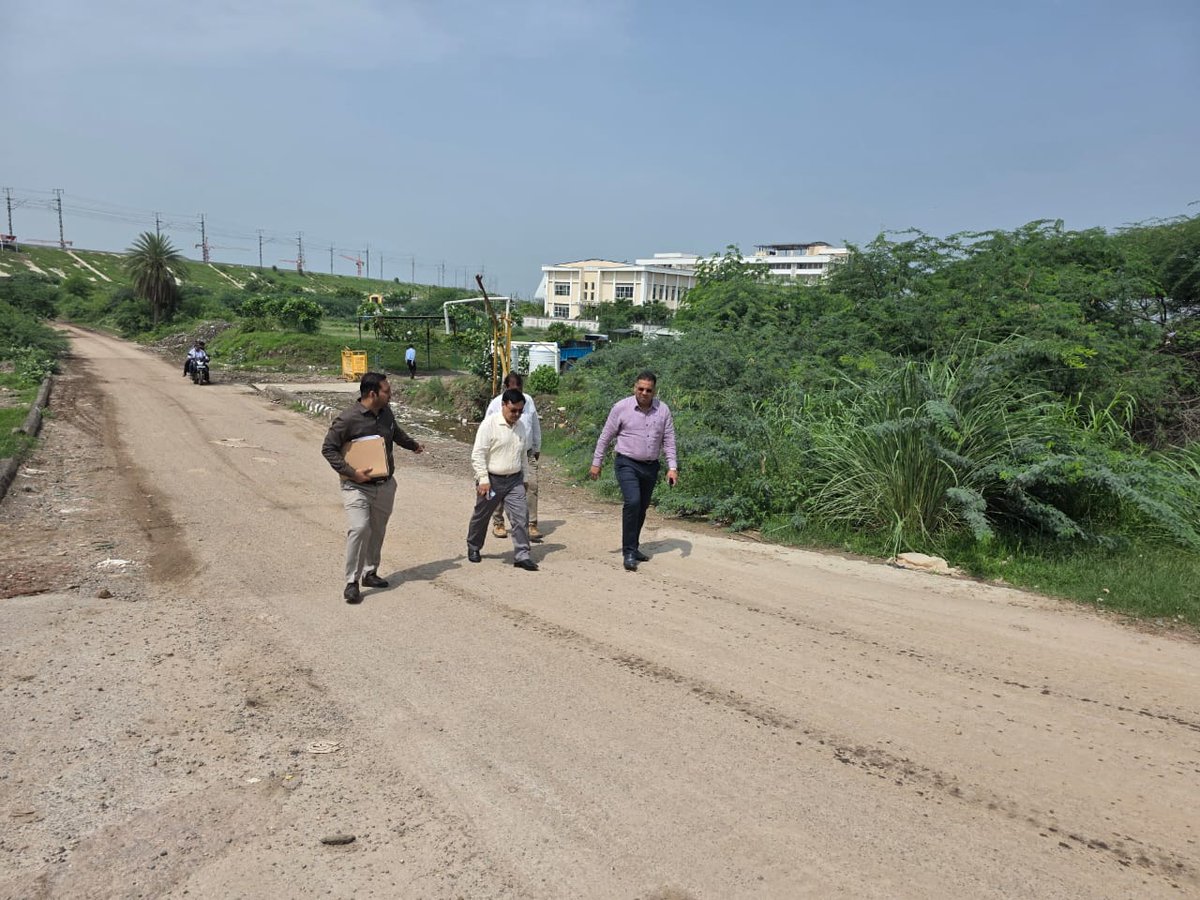 noida_authority's tweet image. सड़क मरम्मत कार्य की दिशा में अहम कदम!
सैक्टर-145 में पुस्ता रोड के क्षतिग्रस्त होने से आवाजाही में हो रही परेशानी को देखते हुए, @CEONoida के निर्देशों के अनुपालन में आज, दिनांक 24.07.2025, को महाप्रबंधक श्री ए. के. अरोड़ा, विशेष कार्याधिकारी श्री इंदु प्रकाश सिंह तथा अन्य…
