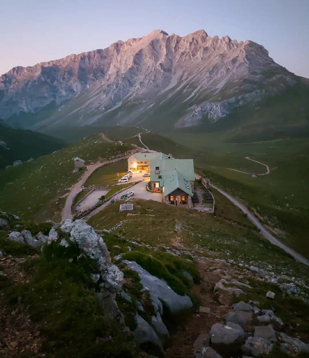 Único lugar con cobertura. ¿Sabéis qué punto de los #PicosdeEuropa es? 🥰🥰🥰#LEÓN #Leonesp #Asturias #Cantabria 
Muy feliz día a todos! 🐦😘🌳🎒🥾#BuenosDías