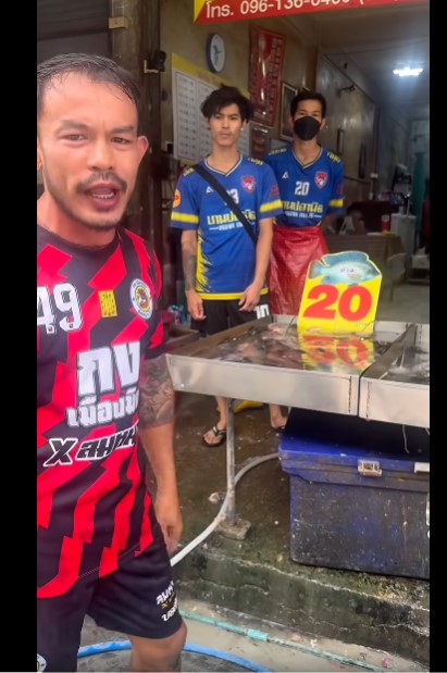 BbrightvcMyKid's tweet image. คนไทยตลาดล่างบางตัว เริ่มทำคอนเทนต์สะเหล่อหาเอนเกจ บุกขับไล่ชาวเขมรที่ทำงานสุจริตในไทย ไปทำร้ายร่างกายเค้าเป็นเหี้ยไรก่อน สันดานหมาชิบหาย
#CambodiaOpenedFire #ไทยกัมพูชา