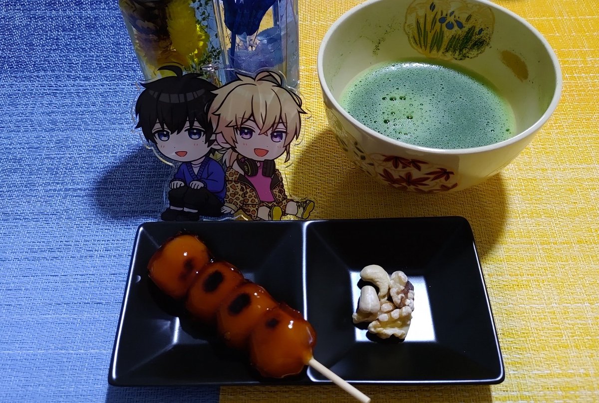 nullitycat's tweet image. おやつ(の時間はとうに過ぎてる)
お茶が高けりゃスーパーの安いお団子も高く感じる訳よ🍵