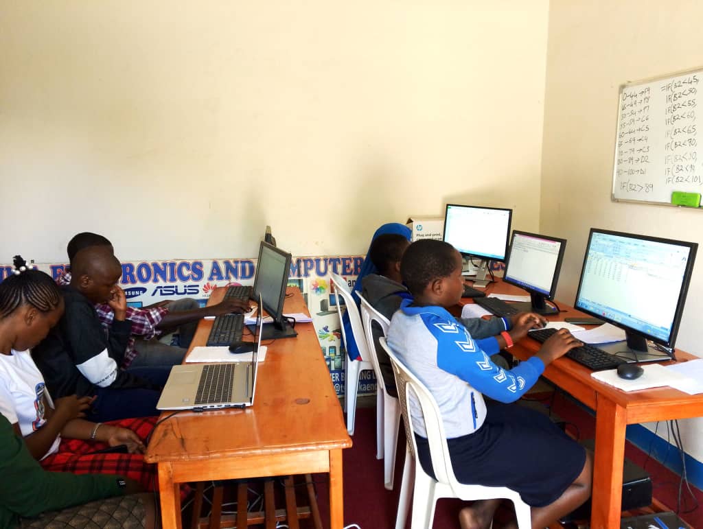 ChanceTsindika's tweet image. #UADSSK-Universal Access to Digital Skills & Services 4 KASESE is being accelerated by @CTsindika
The program aims at onboarding the Marginalized groups into the moving UG DIGITAL ACCELERATION PROJECT.
-Rural ICT Centers
-Digital Skilling
-Free Internet
-Online services support