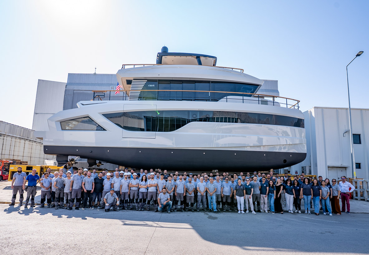Lazzara LPC300: The Ultimate in Comfort...

The Lazzara Yachts shipyard is well known in the United States for its exceptional yachts. Today, the boats are built in Turkey, but the standards remain as high as ever: no concessions are made when ultimate luxury is the number one