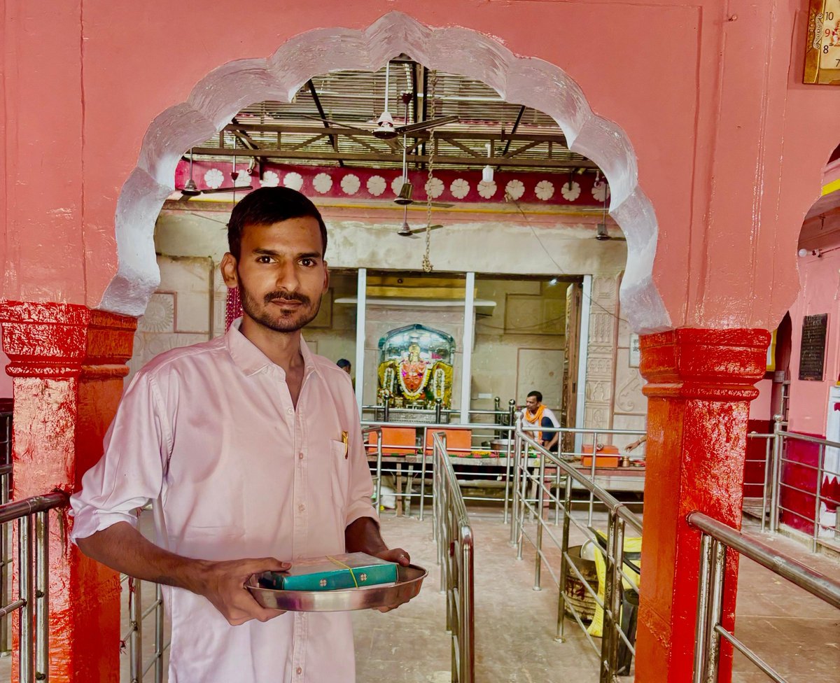 Jeetuburdak's tweet image. आज सवाईमाधोपुर जिले के रणथंभौर दुर्ग में विराजमान भगवान त्रिनेत्र गणेश जी के दर्शन का सौभाग्य प्राप्त हुआ।
।। ॐ गं गणपतये नमः ।। 🙏