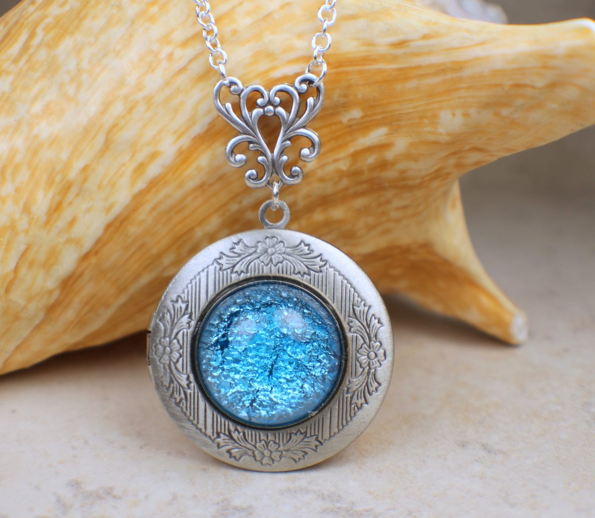 charsfavorite's tweet image. Capture your memories in elegance with our Aqua Glass Opal Photo Locket in Silver for just $35. A timeless piece for your treasured moments. #JewelryLove #PhotoLocket
Shop Now charsfavoritethings.com/products/6aqua…