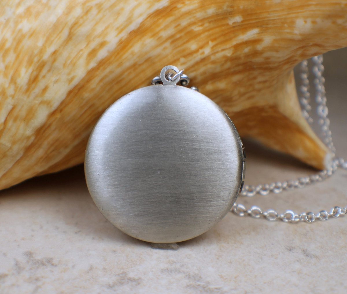 charsfavorite's tweet image. Capture your memories in elegance with our Aqua Glass Opal Photo Locket in Silver for just $35. A timeless piece for your treasured moments. #JewelryLove #PhotoLocket
Shop Now charsfavoritethings.com/products/6aqua…