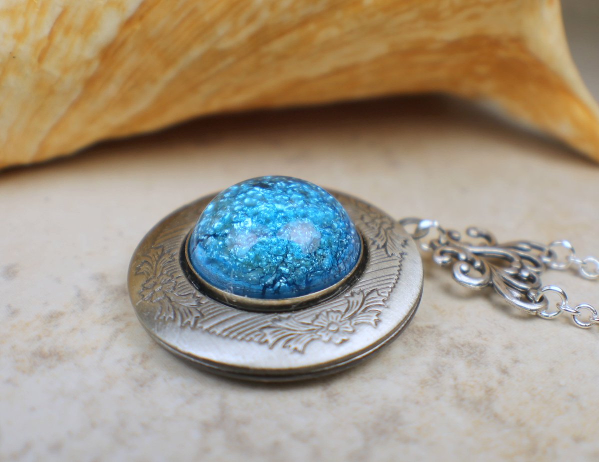 charsfavorite's tweet image. Capture your memories in elegance with our Aqua Glass Opal Photo Locket in Silver for just $35. A timeless piece for your treasured moments. #JewelryLove #PhotoLocket
Shop Now charsfavoritethings.com/products/6aqua…