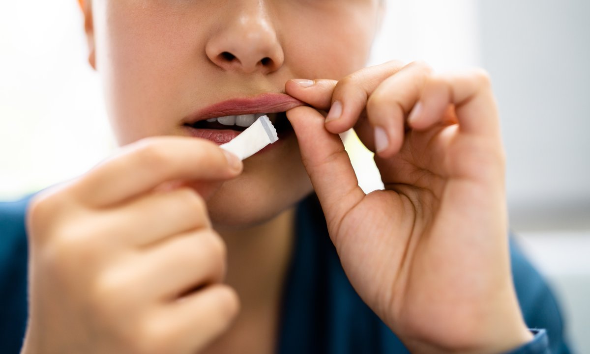 destinationsant's tweet image. Sachets de nicotine : les adolescents premières victimes des intoxications sévères: L’Agence nationale de sécurité sanitaire tire une nouvelle fois la sonnette d’alarme sur les sachets de nicotine, particulièrement prisés par les adolescents. Entre 2023… destinationsante.com/sachets-de-nic…