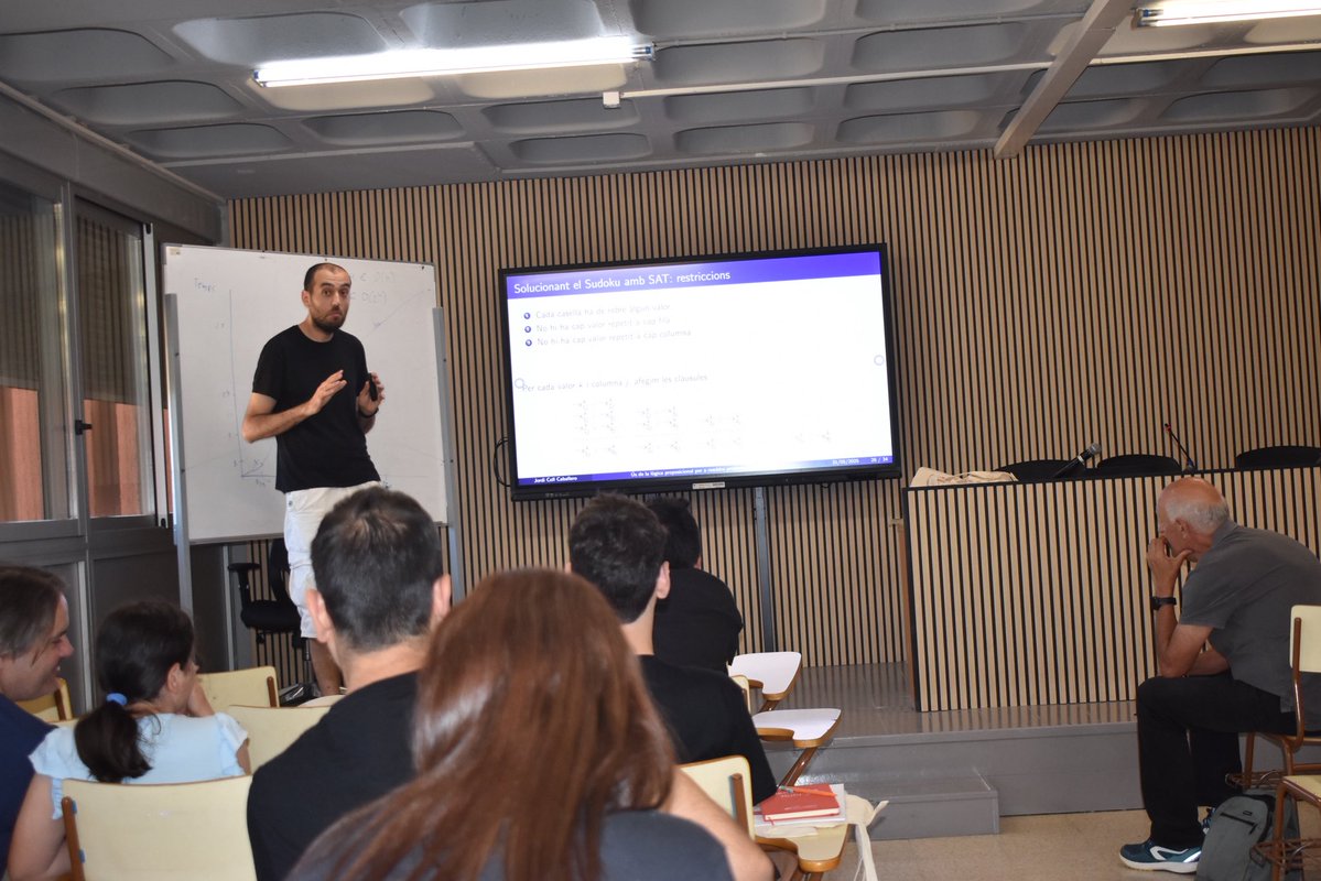 La primera ponència va ser a càrrec de Berenguer Sabadell sobre Enunciats senzills, solucions complexes. Tot Seguit el professor Jordi Coll va parlar sobre la Resolució de problemes tipus Sudoku (També a través de la programació IA)