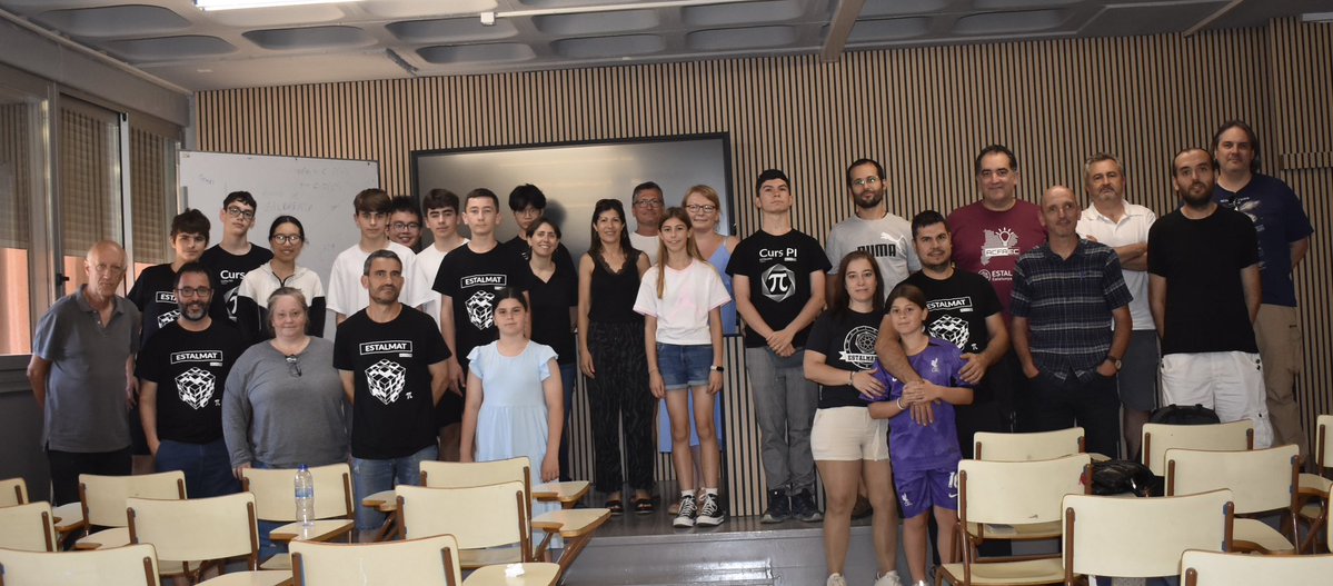 Després d’un merescut descans per agafar forces el professor Jerónimo Herández ens va explicar el funcionament d’una xarxa neuronal abans del tancament amb noves activitats de màgia per part d’en Miquel Duran