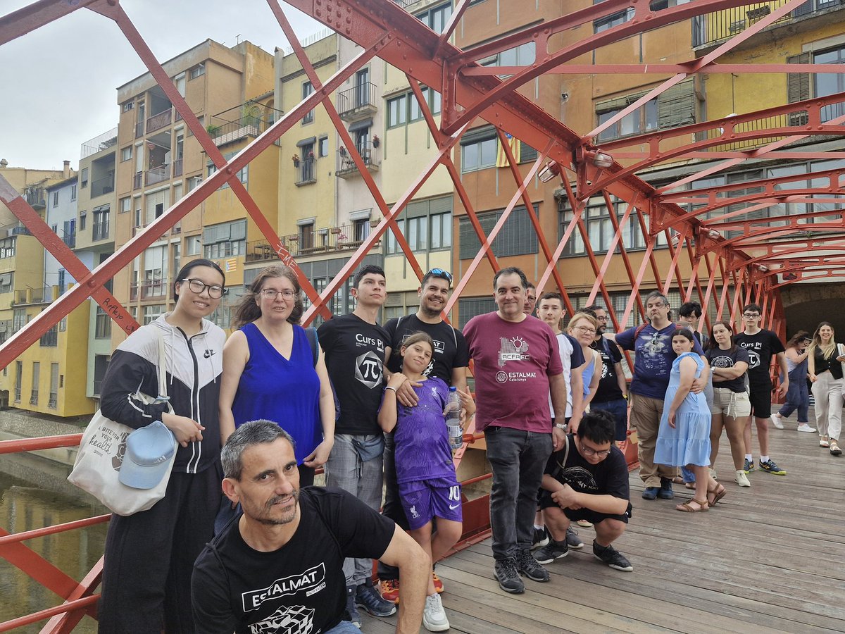 En acabar les ponències els alumnes i les seves famílies van dinar juntes i van poder gaudir d’una visita guiada per Girona per part de la Carme (mare d’un antic alumne Estalmat)
