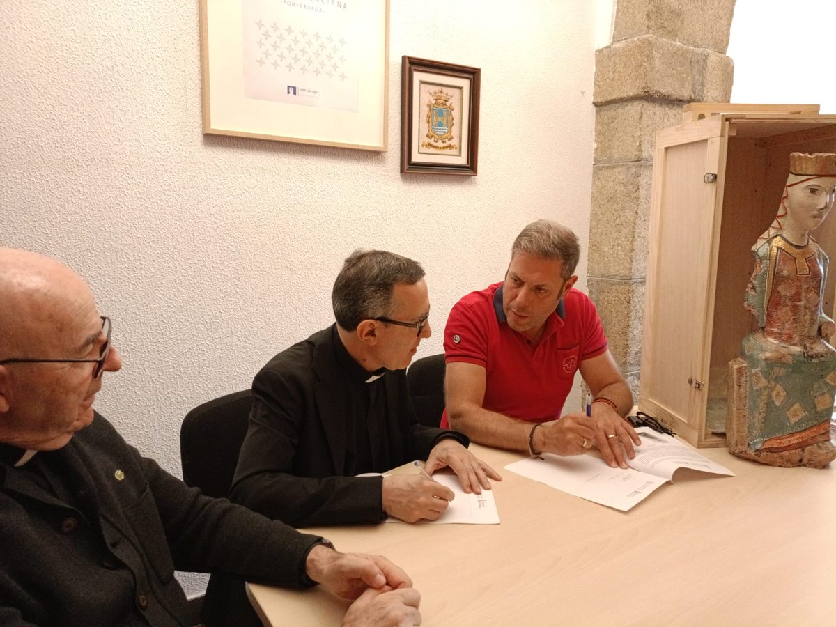 ✍️ Firma de cesión de la réplica de la Virgen del Refugio de Compostilla.
El concejal de Patrimonio, Iván Alonso, recibió al vicario Francisco J. Gay y al párroco Pedro A. Fernández para formalizar el acto. 🤝
Comprometidos con nuestro patrimonio. 🏛️
