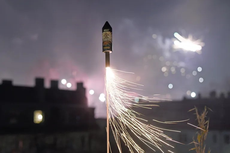 Die 5 Sicherheitsregeln für den Umgang mit Feuerwerk 🎇 minimieren das Unfall- und Brandrisiko. 🔥
Besonders häufig verletzen sich junge Männer – oft wegen eigenem Fehlverhalten.
scom.ly/vZ9dKlp
