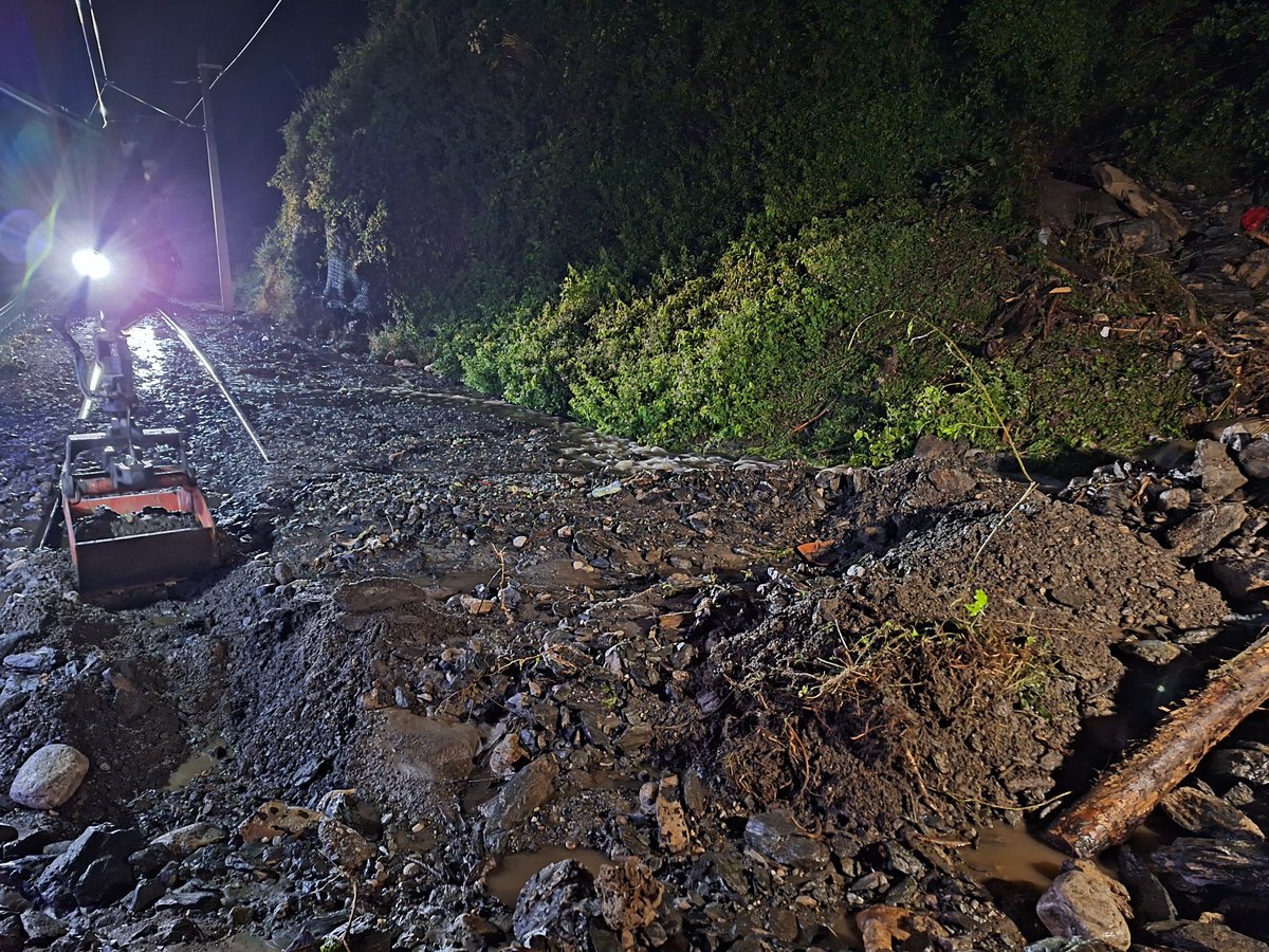 +++STRECKENINFO+++ 
Nach Murenabgängen am Dienstagabend ist die Strecke zw. Innsbruck und Steinach in Tirol gesperrt. Streckenteams haben in der Nacht mit dem Aufräumen begonnen. Wegen anhaltendem Regen kann der Hang noch nicht freigegeben werden. /1 
#ÖBBStreckeninfo
©️ ÖBB