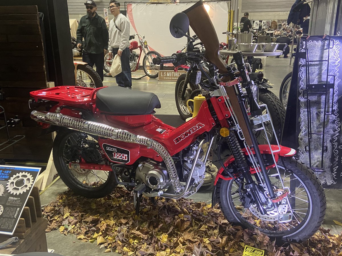 cubyjp's tweet photo. アンレーベルさんの
このCT125 ハンターカブ(JA55)向けマフラー！
イケてるんですよ👍
サイレンサー側のステーもめちゃ凝った造りで2箇所からキッチリ取ってるので
振動にも強い！
画像は試作品をお借りしてのモーターショー向けの時です。
#アンレーベル #unlabel
#ct125 #ja55 #ja65 #cubyjp https://t.co/AxCw3ko636