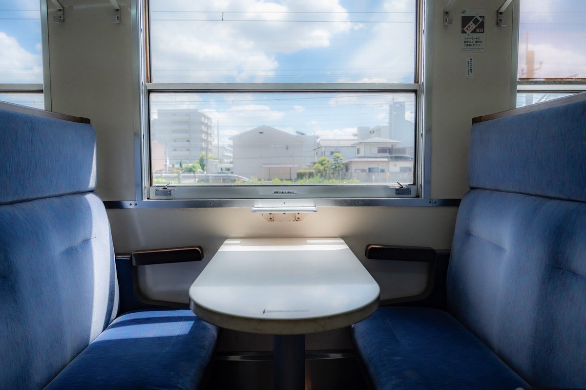 taka_cmr's tweet image. 工具箱みたいな車体と純白のランチトレインと。