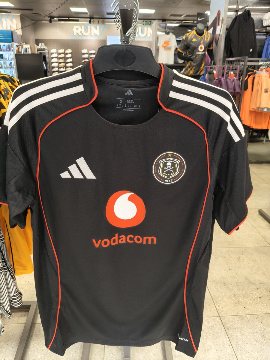 kanyane23's tweet image. I hope you have produced more of these jerseys @orlandopirates @adidasZA I&apos;ve just been to a Total Sport here in Pretoria and found that sizes Medium and Small are sold out already on the away jersey☠️