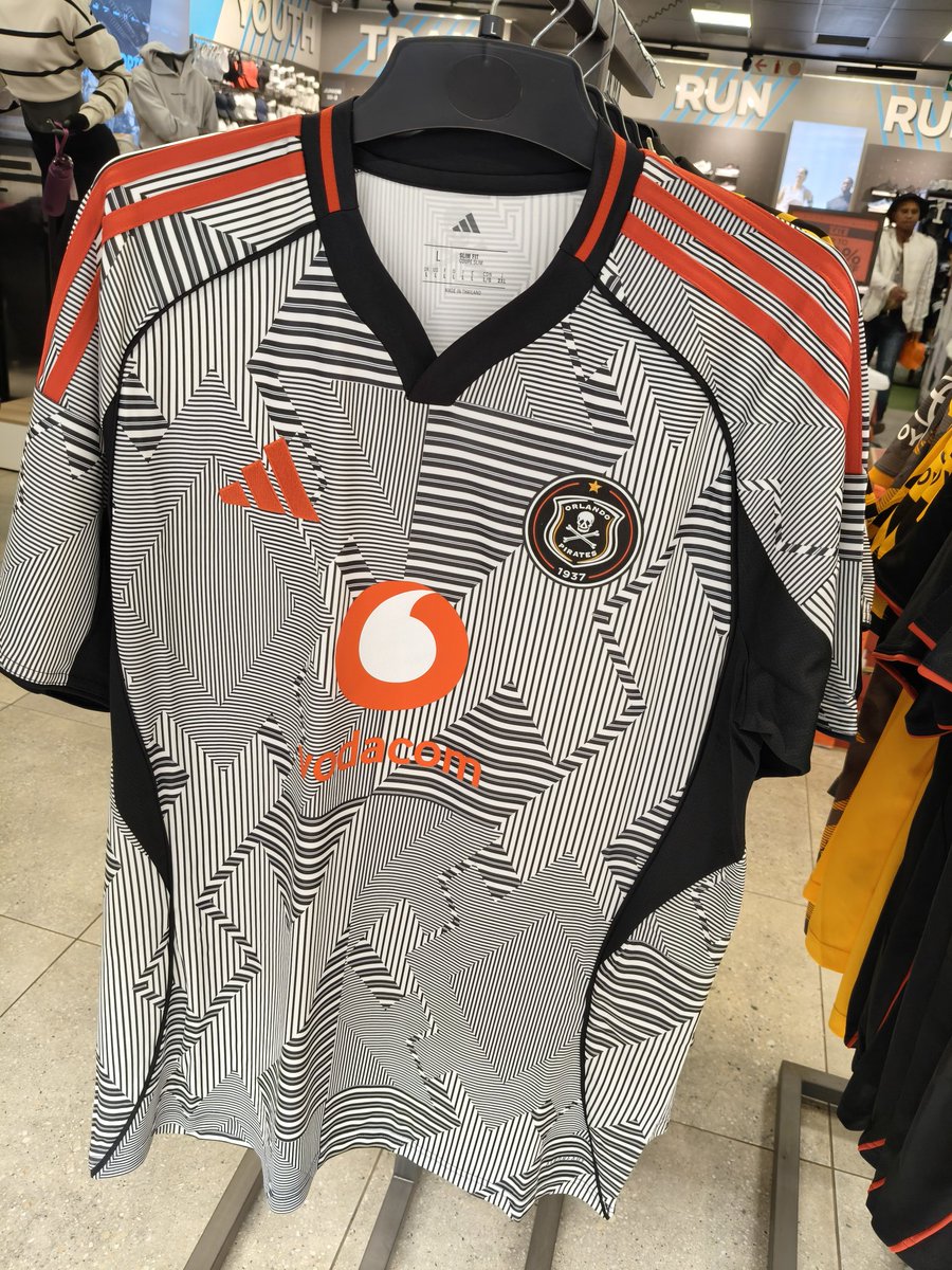 kanyane23's tweet image. I hope you have produced more of these jerseys @orlandopirates @adidasZA I&apos;ve just been to a Total Sport here in Pretoria and found that sizes Medium and Small are sold out already on the away jersey☠️