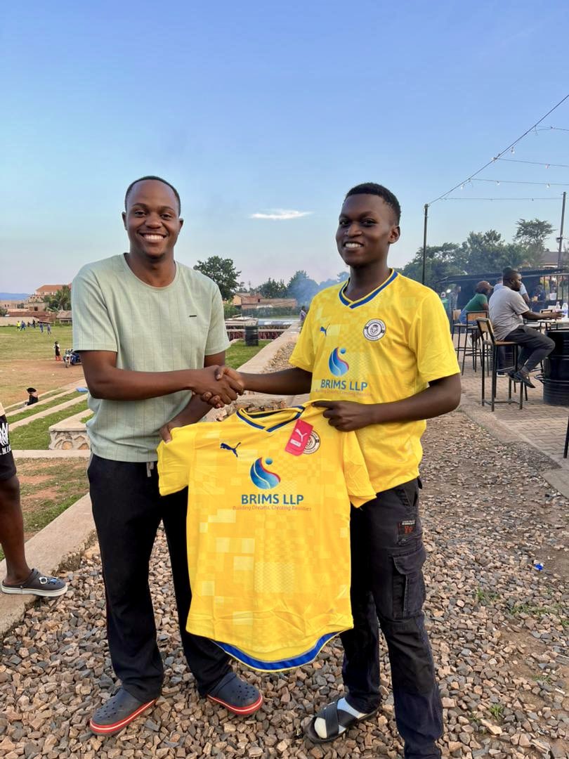 kacycle2017's tweet image. Lamine Cathbert signs his first senior contract with Kacycle!
Cathbert is happy to join the first team(you can tell by the smile)😂 @CathbertWa13828
#BrimsLLP #NdejjeLeague