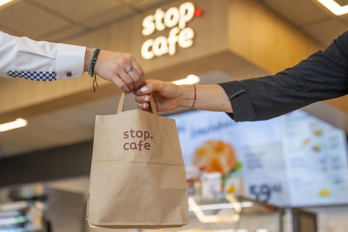ORLEN Unipetrol (@orlenunipetrol) on Twitter photo Druhá šance občerstvení ze #StopCafe = méně plýtvání.
Spojujeme síly s <a href="/TooGoodToGo/">Too Good To Go</a> , největší světovou platformou pro boj proti plýtvání jídlem, a spouštíme pilotní projekt, prostřednictvím něhož si zákazníci mohou z čerpacích stanic #ORLEN odvézt Dobrovaky Stop Cafe - balíčky Druhá šance občerstvení ze #StopCafe = méně plýtvání.
Spojujeme síly s <a href="/TooGoodToGo/">Too Good To Go</a> , největší světovou platformou pro boj proti plýtvání jídlem, a spouštíme pilotní projekt, prostřednictvím něhož si zákazníci mohou z čerpacích stanic #ORLEN odvézt Dobrovaky Stop Cafe - balíčky