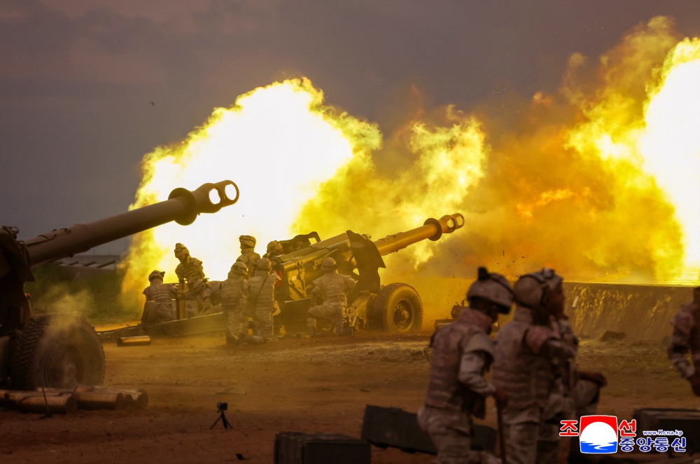 Fekerfanta's tweet image. 🇰🇵💥 Kim Jong Un supervisa un nuevo ejercicio de artillería.
🗣️ Afirma que Corea del Norte tiene la capacidad de hacer frente inmediatamente a una guerra en cualquier momento y de destruir al enemigo en cada batalla.